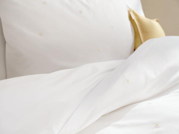 Schlossberg - DAISY - Satin Noblesse uni bestickt